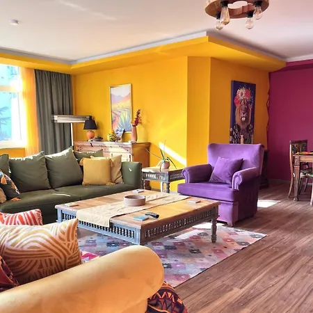 Kaira Homes & Lejlighed *